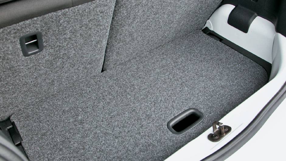 Porta-malas tem s&oacute; 251 litros | <a href="https://quatrorodas.abril.com.br/carros/impressoes/volkswagen-up-643008.shtml" rel="migration">Leia mais</a> | <a href="https://quatrorodas.abril.com.br/noticias/fabricantes/conheca-versoes-vw-up-771576.shtml" rel="migration">Conhe&ccedil;a as vers&otilde;es do</a>