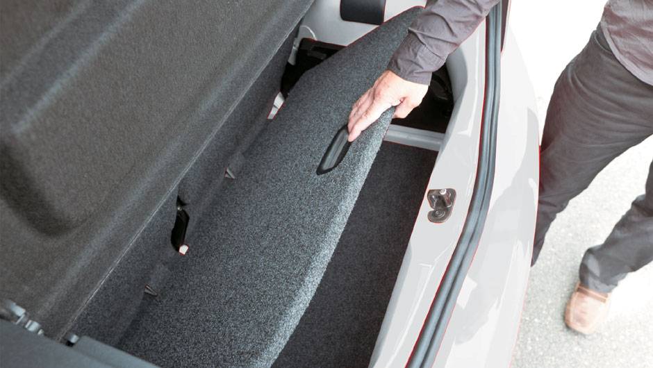 Mas vem com uma forra&ccedil;&atilde;o de assoalho r&iacute;gida | <a href="https://quatrorodas.abril.com.br/carros/impressoes/volkswagen-up-643008.shtml" rel="migration">Leia mais</a> | <a href="https://quatrorodas.abril.com.br/noticias/fabricantes/conheca-versoes-vw-up-771576.shtml" rel="migration">Conhe&ccedil;a</a>