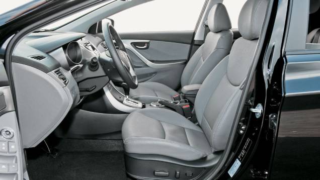 Banco do motorista tem ajustes elétricos Banco do motorista tem ajustes elétricos