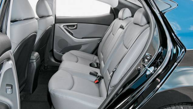 Atrás, três passageiros têm fácil acesso e viajam com conforto Atrás, três passageiros têm fácil acesso e viajam com conforto