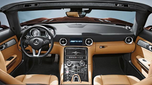 O padrão de qualidade AMG inclui couro nos bancos e carbono no console O padrão de qualidade AMG inclui couro nos bancos e carbono no console