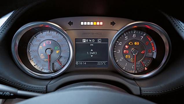 Conta-giros vai até 9 000 rpm Conta-giros vai até 9 000 rpm