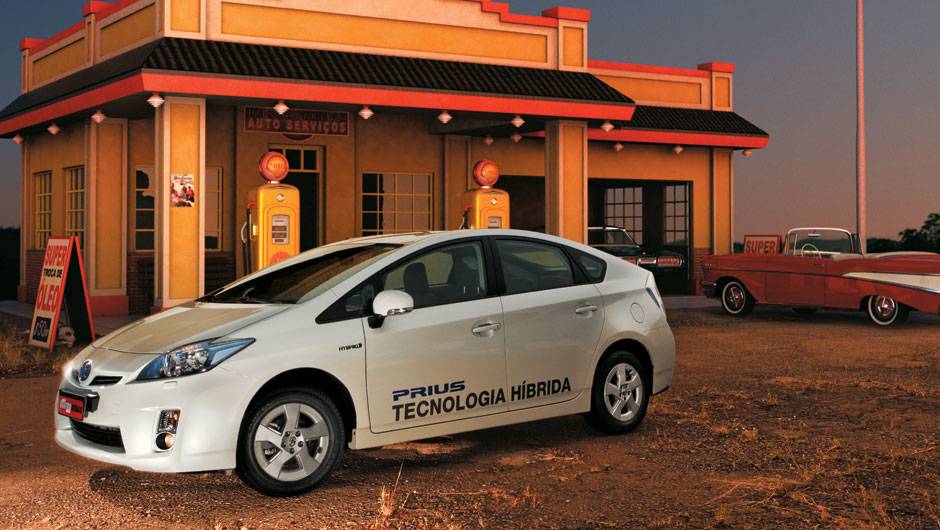 Cen&aacute;rio virtual, economia real: 22,2 klm/l no ciclo urbano | <a href="https://quatrorodas.abril.com.br/salao-do-automovel/2012/carros/prius-703953.shtml" rel="migration">Leia mais</a>