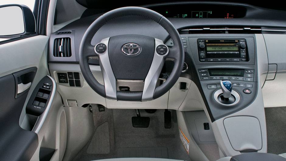 O quadro de instrumentos &eacute; elevado e fica no centro | <a href="https://quatrorodas.abril.com.br/salao-do-automovel/2012/carros/prius-703953.shtml" rel="migration">Leia mais</a>