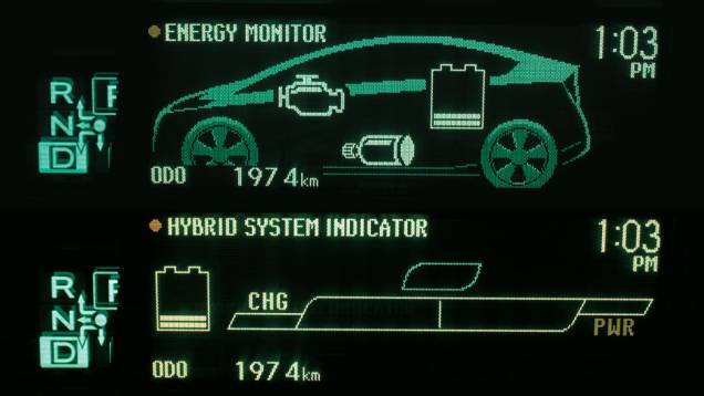 Tela indica qual dos motores está em uso | <a href="https://quatrorodas.abril.com.br/salao-do-automovel/2012/carros/prius-703953.shtml" rel="migration">Leia mais</a>