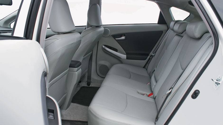 ... o de um sed&atilde; m&eacute;dio | <a href="https://quatrorodas.abril.com.br/salao-do-automovel/2012/carros/prius-703953.shtml" rel="migration">Leia mais</a>