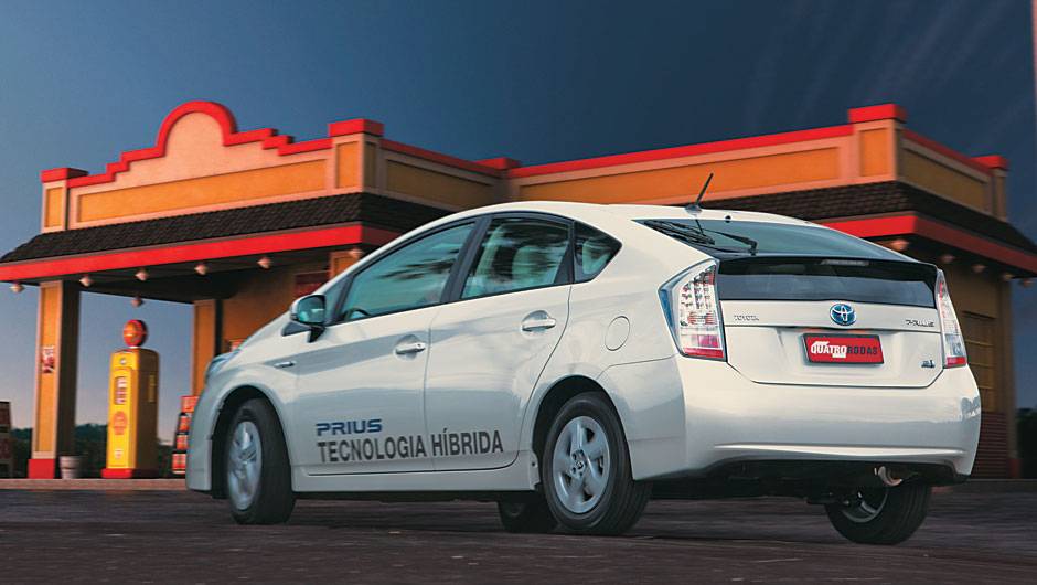 O estilo &eacute; um misto entre sed&atilde; e cup&ecirc; | <a href="https://quatrorodas.abril.com.br/salao-do-automovel/2012/carros/prius-703953.shtml" rel="migration">Leia mais</a>
