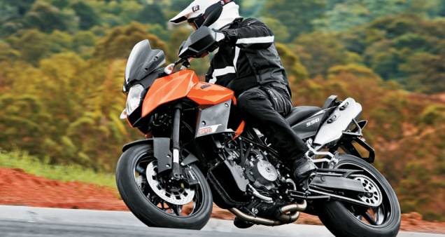 A proposta quase supermotard dá versatilidade à KTM. A proposta quase supermotard dá versatilidade à KTM.