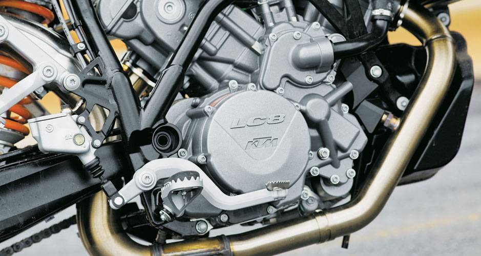 Motor LC8 &eacute; um V2 a 75&ordm;, refrigerado a l&iacute;quido, de 1 litro e 115 cv a 9 000 rpm: empurra com firmeza e transmite confian&ccedil;a.