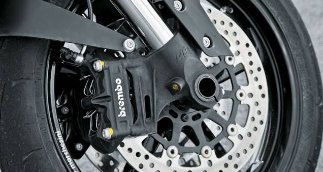 Estabilidade superior é um dos pontos altos. Pinças radiais Brembo, agora com reforço do ABS, transmitem segurança. Estabilidade superior é um dos pontos altos. Pinças radiais Brembo, agora com reforço do ABS, transmitem segurança.