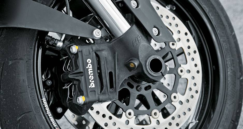 Estabilidade superior &eacute; um dos pontos altos. Pin&ccedil;as radiais Brembo, agora com refor&ccedil;o do ABS, transmitem seguran&ccedil;a.