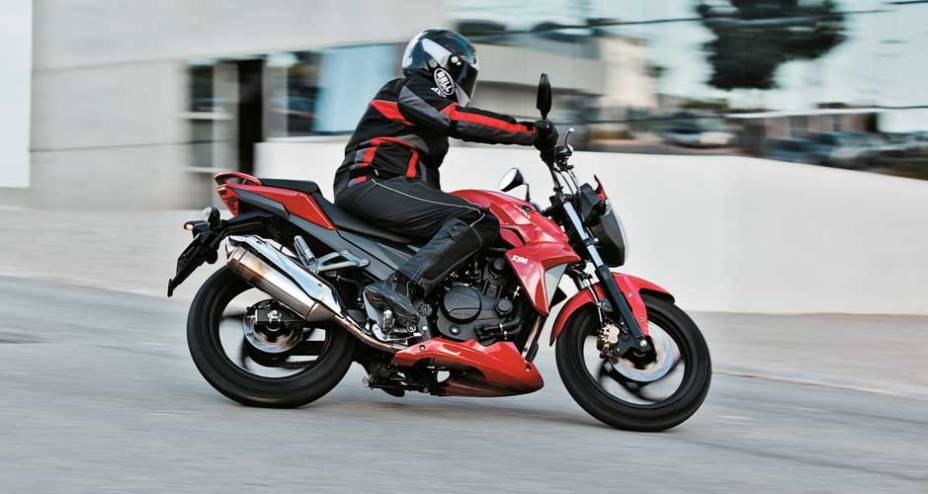 A Next tem pinta de moto maior e visual inspirado na CB 1000R | <a href="https://quatrorodas.abril.com.br/moto/testes/dafra-next-250-x-honda-cb-300r-x-kasinski-comet-gt-250-x-yamaha-fazer-250-693582.shtml" rel="migration">Leia mais</a>