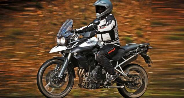 Big trail é ponta de lança do desembarque inglês | <a href="https://quatrorodas.abril.com.br/moto/testes/triumph-tiger-800-xc-695513.shtml" rel="migration">Leia mais</a>