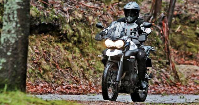 Para-brisa protege pilotos de até 1,75 m | <a href="https://quatrorodas.abril.com.br/moto/testes/triumph-tiger-800-xc-695513.shtml" rel="migration">Leia mais</a>