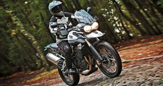 O guidão largo é chato no asfalto e bom na terra | <a href="https://quatrorodas.abril.com.br/moto/testes/triumph-tiger-800-xc-695513.shtml" rel="migration">Leia mais</a>