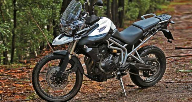 Chassi treliçado, banco com 2 níveis e alças | <a href="https://quatrorodas.abril.com.br/moto/testes/triumph-tiger-800-xc-695513.shtml" rel="migration">Leia mais</a> Chassi treliçado, banco com 2 níveis e alças | <a href="https://quatrorodas.abril.com.br/moto/testes/triumph-tiger-800-xc-695513.shtml" rel="migration">Leia mais</a>