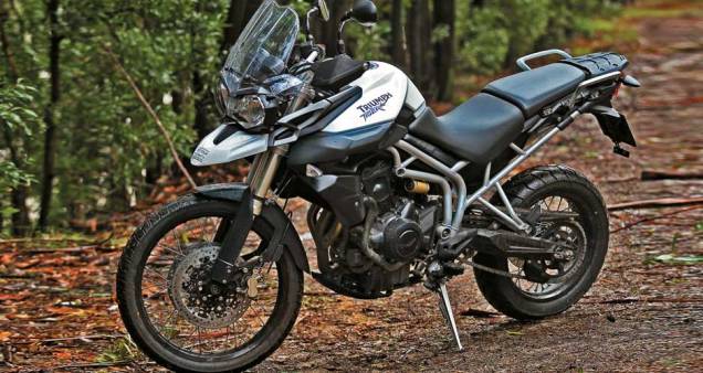 Chassi treliçado, banco com 2 níveis e alças | <a href="https://quatrorodas.abril.com.br/moto/testes/triumph-tiger-800-xc-695513.shtml" rel="migration">Leia mais</a>