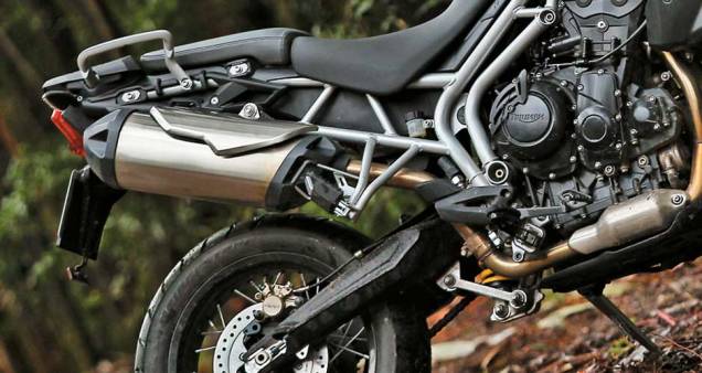 Ponteira três-em-um de aço inoxidável | <a href="https://quatrorodas.abril.com.br/moto/testes/triumph-tiger-800-xc-695513.shtml" rel="migration">Leia mais</a>