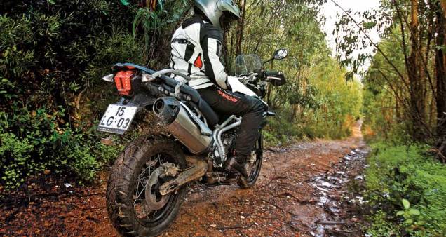 Balança de liga e freio a disco na traseira: bem leve | <a href="https://quatrorodas.abril.com.br/moto/testes/triumph-tiger-800-xc-695513.shtml" rel="migration">Leia mais</a>