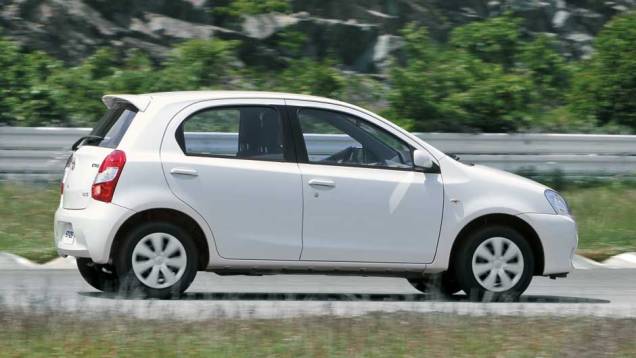 Com 3,77 metros, ohatché7cm menor que um Gol | <a href="https://quatrorodas.abril.com.br/carros/impressoes/toyota-etios-696271.shtml" rel="migration">Leia mais</a>