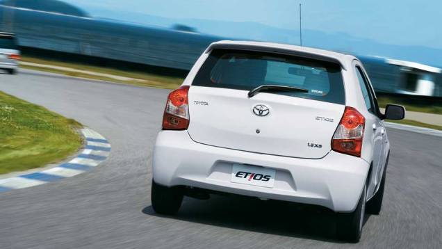 Lanterna ganhou uma divisão de cor branca | <a href="https://quatrorodas.abril.com.br/carros/impressoes/toyota-etios-696271.shtml" rel="migration">Leia mais</a>