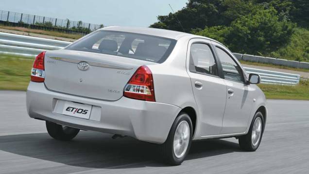 Traseira alta segue o estilo de Versa e Logan | <a href="https://quatrorodas.abril.com.br/carros/impressoes/toyota-etios-696271.shtml" rel="migration">Leia mais</a>