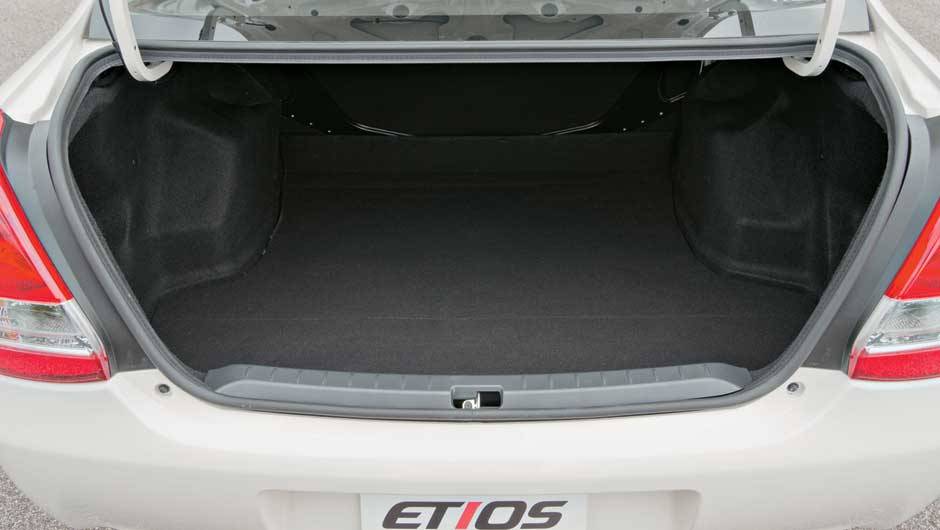 Porta-malas do três-volumes leva 595 litros, recorde da categoria | <a href="https://quatrorodas.abril.com.br/carros/impressoes/toyota-etios-696271.shtml" rel="migration">Leia mais</a>