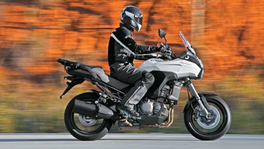 Posição de guiar superconfortável convida a viajar | <a href="https://quatrorodas.abril.com.br/moto/testes/kawasaki-versys-1000-701235.shtml" rel="migration">Leia mais</a>