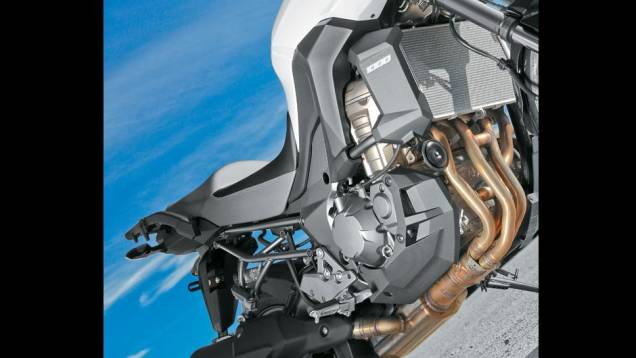 Radiador bem largo e quatro saídas de escape sob a moto | <a href="https://quatrorodas.abril.com.br/moto/testes/kawasaki-versys-1000-701235.shtml" rel="migration">Leia mais</a> Radiador bem largo e quatro saídas de escape sob a moto | <a href="https://quatrorodas.abril.com.br/moto/testes/kawasaki-versys-1000-701235.shtml" rel="migration">Leia mais</a>