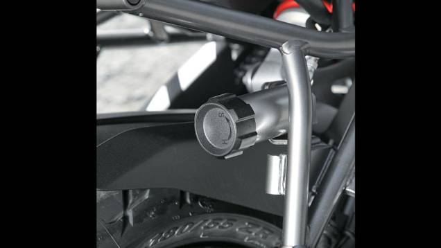Manípulo de regulagem da suspensão traseira... | <a href="https://quatrorodas.abril.com.br/moto/testes/kawasaki-versys-1000-701235.shtml" rel="migration">Leia mais</a> Manípulo de regulagem da suspensão traseira... | <a href="https://quatrorodas.abril.com.br/moto/testes/kawasaki-versys-1000-701235.shtml" rel="migration">Leia mais</a>