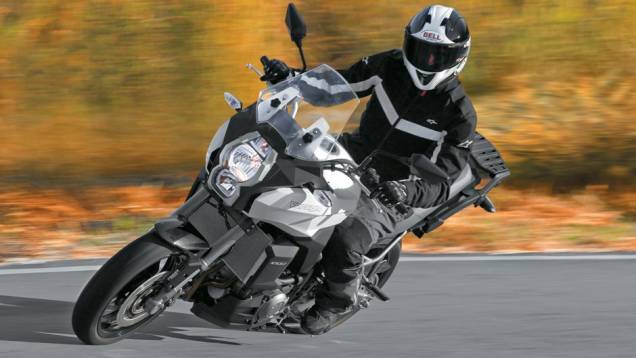 No asfalto, boa estabilidade com garfo exclusivo | <a href="https://quatrorodas.abril.com.br/moto/testes/kawasaki-versys-1000-701235.shtml" rel="migration">Leia mais</a> No asfalto, boa estabilidade com garfo exclusivo | <a href="https://quatrorodas.abril.com.br/moto/testes/kawasaki-versys-1000-701235.shtml" rel="migration">Leia mais</a>