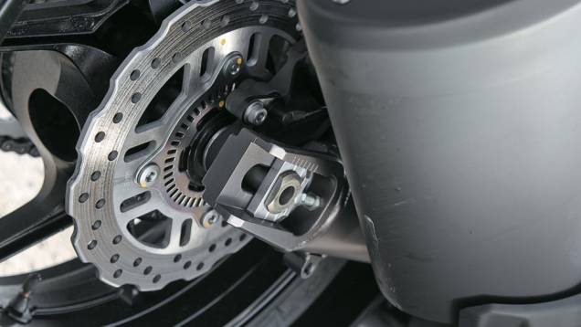 Disco de 250 mm atrás, com ABS de série | <a href="https://quatrorodas.abril.com.br/moto/testes/kawasaki-versys-1000-701235.shtml" rel="migration">Leia mais</a> Disco de 250 mm atrás, com ABS de série | <a href="https://quatrorodas.abril.com.br/moto/testes/kawasaki-versys-1000-701235.shtml" rel="migration">Leia mais</a>