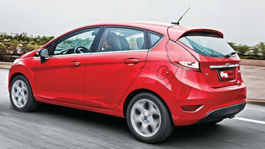 Visual da traseira é o destaque do Ford. Hatch é mais elegante | <a href="https://quatrorodas.abril.com.br/carros/comparativos/ford-new-fiesta-x-chevrolet-sonic-699387.shtml" rel="migration">Leia mais</a>