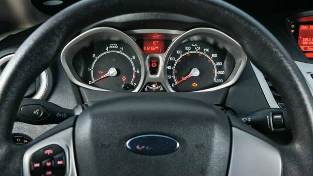 Bem desenhado, mas os mostradores são pequenos | <a href="https://quatrorodas.abril.com.br/carros/comparativos/ford-new-fiesta-x-chevrolet-sonic-699387.shtml" rel="migration">Leia mais</a> Bem desenhado, mas os mostradores são pequenos | <a href="https://quatrorodas.abril.com.br/carros/comparativos/ford-new-fiesta-x-chevrolet-sonic-699387.shtml" rel="migration">Leia mais</a>
