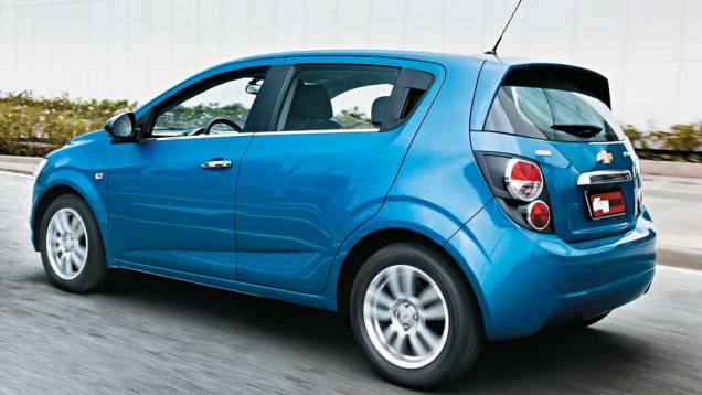 Lanternas 3D dão charme adicional, mas a dianteiraé mais atraente | <a href="https://quatrorodas.abril.com.br/carros/comparativos/ford-new-fiesta-x-chevrolet-sonic-699387.shtml" rel="migration">Leia mais</a>