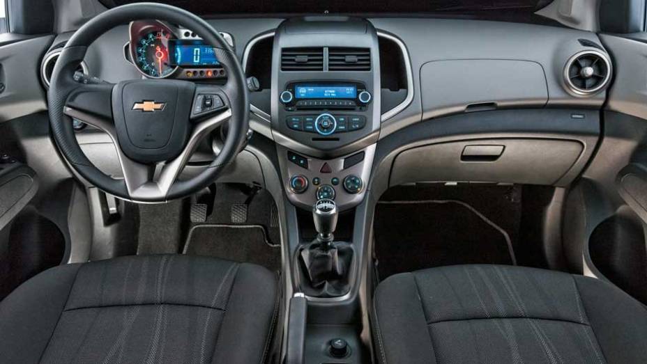 Painel tem acabamento cuidadoso e estende-se às portas | <a href="https://quatrorodas.abril.com.br/carros/comparativos/ford-new-fiesta-x-chevrolet-sonic-699387.shtml" rel="migration">Leia mais</a>