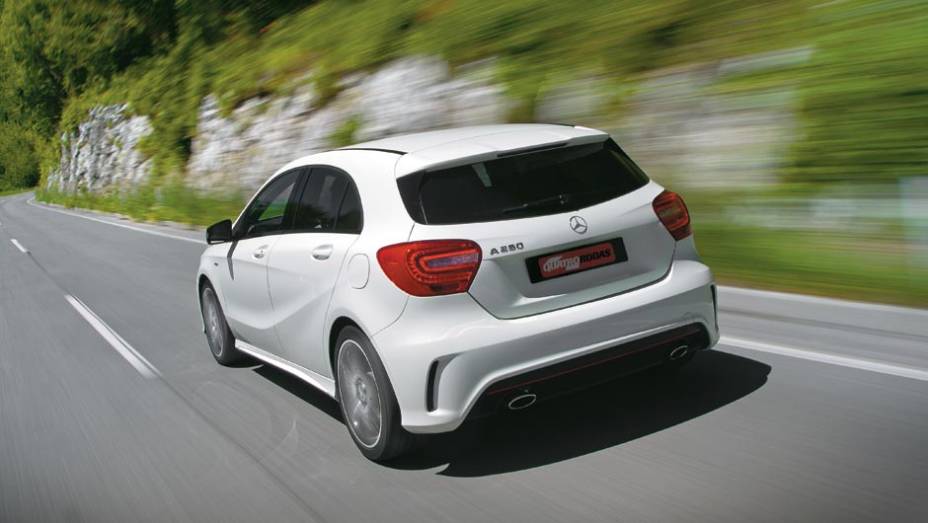 Para-choque com exaustores e duplo escape: pacote AMG | <a href="https://quatrorodas.abril.com.br/carros/impressoes/mercedes-benz-250-699651.shtml" rel="migration">Leia mais</a>