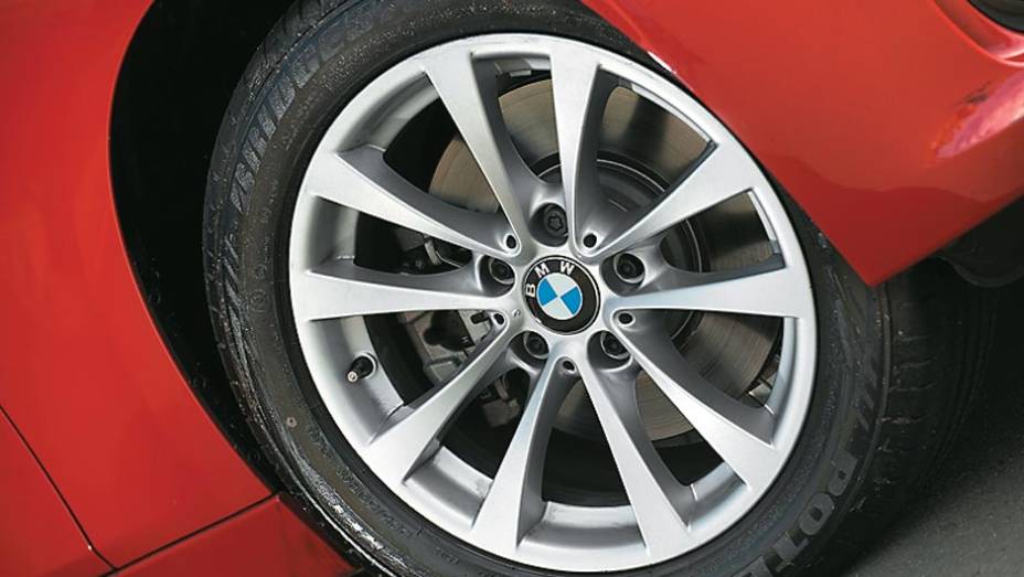 <a href="https://quatrorodas.abril.com.br/carros/testes/bmw-328i-700346.shtml" rel="migration">Leia mais</a>