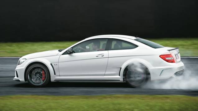Eletrônica em off: motor de 517 cv mostra o que é despejar potência | <a href="https://quatrorodas.abril.com.br/carros/testes/mercedes-benz-c-63-amg-black-series-699994.shtml" rel="migration">Leia mais</a> Eletrônica em off: motor de 517 cv mostra o que é despejar potência | <a href="https://quatrorodas.abril.com.br/carros/testes/mercedes-benz-c-63-amg-black-series-699994.shtml" rel="migration">Leia mais</a>