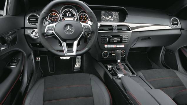 Assim como o banco, o volante é forrado com dois tipos de couro, além de ter base e topo achatados, igual a carros de corrida | <a href="https://quatrorodas.abril.com.br/carros/testes/mercedes-benz-c-63-amg-black-series-699994.shtml" rel="migration">Leia mais</a> Assim como o banco, o volante é forrado com dois tipos de couro, além de ter base e topo achatados, igual a carros de corrida | <a href="https://quatrorodas.abril.com.br/carros/testes/mercedes-benz-c-63-amg-black-series-699994.shtml" rel="migration">Leia mais</a>