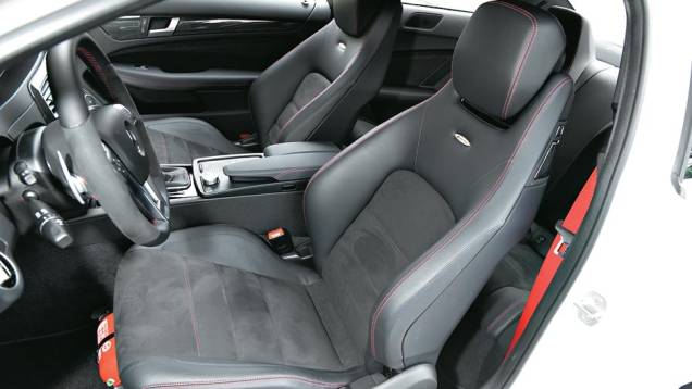 Bancos concha na dianteira têm ajuste elétrico do encosto | <a href="https://quatrorodas.abril.com.br/carros/testes/mercedes-benz-c-63-amg-black-series-699994.shtml" rel="migration">Leia mais</a> Bancos concha na dianteira têm ajuste elétrico do encosto | <a href="https://quatrorodas.abril.com.br/carros/testes/mercedes-benz-c-63-amg-black-series-699994.shtml" rel="migration">Leia mais</a>