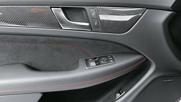 Apliques na porta e no console utilizam fibra de carbono | <a href="https://quatrorodas.abril.com.br/carros/testes/mercedes-benz-c-63-amg-black-series-699994.shtml" rel="migration">Leia mais</a>