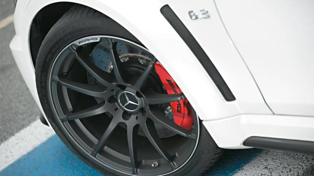 Rodas aro 19 calçam pneus 255/35 à frente e 285/30 atrás | <a href="https://quatrorodas.abril.com.br/carros/testes/mercedes-benz-c-63-amg-black-series-699994.shtml" rel="migration">Leia mais</a> Rodas aro 19 calçam pneus 255/35 à frente e 285/30 atrás | <a href="https://quatrorodas.abril.com.br/carros/testes/mercedes-benz-c-63-amg-black-series-699994.shtml" rel="migration">Leia mais</a>