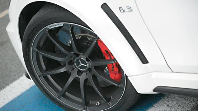 Rodas aro 19 calçam pneus 255/35 à frente e 285/30 atrás | <a href="https://quatrorodas.abril.com.br/carros/testes/mercedes-benz-c-63-amg-black-series-699994.shtml" rel="migration">Leia mais</a>