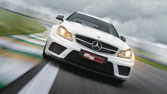 Para-choque mais largo abriga uma asa de fibra de carbono e entradas de ar nas laterais inferiores para ajudar na refrigeração dos freios | <a href="https://quatrorodas.abril.com.br/carros/testes/mercedes-benz-c-63-amg-black-series-699994.shtml" rel="migration"></a> Para-choque mais largo abriga uma asa de fibra de carbono e entradas de ar nas laterais inferiores para ajudar na refrigeração dos freios | <a href="https://quatrorodas.abril.com.br/carros/testes/mercedes-benz-c-63-amg-black-series-699994.shtml" rel="migration"></a>
