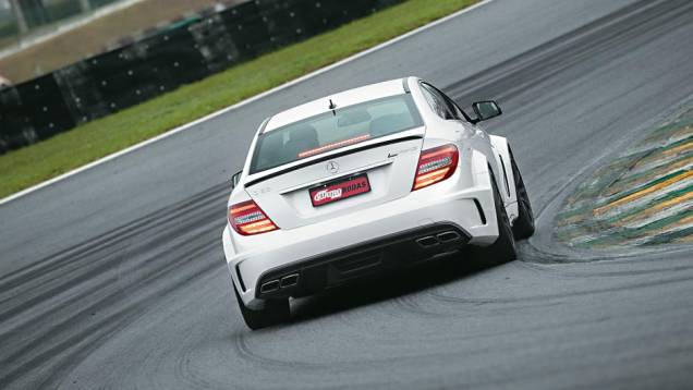 Quatro saídas de escape e extratores nas laterais dão vazão ao calor | <a href="https://quatrorodas.abril.com.br/carros/testes/mercedes-benz-c-63-amg-black-series-699994.shtml" rel="migration">Leia mais</a> Quatro saídas de escape e extratores nas laterais dão vazão ao calor | <a href="https://quatrorodas.abril.com.br/carros/testes/mercedes-benz-c-63-amg-black-series-699994.shtml" rel="migration">Leia mais</a>