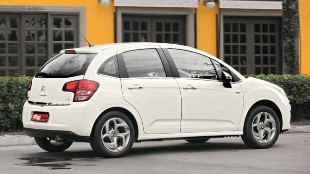 Lanternas invadem a tampa do porta-malas, que deixou de abrigar a placa | <a href="https://quatrorodas.abril.com.br/salao-do-automovel/2012/carros/c3-704048.shtml" rel="migration">Leia mais</a> Lanternas invadem a tampa do porta-malas, que deixou de abrigar a placa | <a href="https://quatrorodas.abril.com.br/salao-do-automovel/2012/carros/c3-704048.shtml" rel="migration">Leia mais</a>