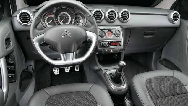 Painel elevado conta com 5 saídas de ar | <a href="https://quatrorodas.abril.com.br/salao-do-automovel/2012/carros/c3-704048.shtml" rel="migration">Leia mais</a> Painel elevado conta com 5 saídas de ar | <a href="https://quatrorodas.abril.com.br/salao-do-automovel/2012/carros/c3-704048.shtml" rel="migration">Leia mais</a>