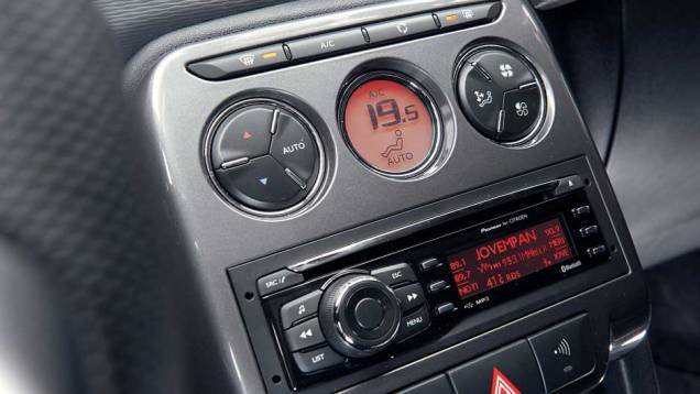 Som de série é fornecido pela Pioneer | <a href="https://quatrorodas.abril.com.br/carros/testes/citroen-c3-exclusive-699495.shtml" rel="migration">Leia mais</a> Som de série é fornecido pela Pioneer | <a href="https://quatrorodas.abril.com.br/carros/testes/citroen-c3-exclusive-699495.shtml" rel="migration">Leia mais</a>