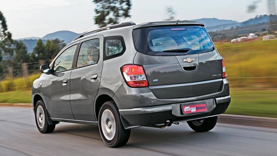 Visual traseiro causa polêmica | <a href="https://quatrorodas.abril.com.br/carros/comparativos/chevrolet-spin-x-nissan-grand-livina-700392.shtml" rel="migration">Leia o comparativo</a> - <a href="https://quatrorodas.abril.com.br/galerias/nissan/grand-livina-ed-08-2012-" rel="migration"></a>